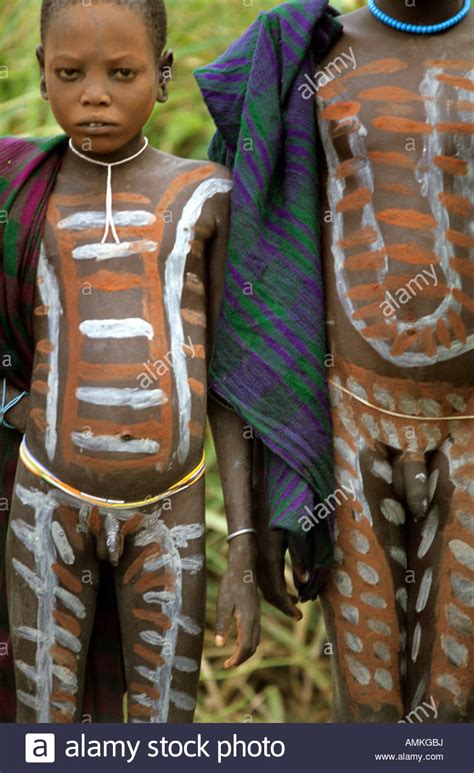 Choose your favorite young boys photographs from 17,133 available designs. Surma Young Boys tragen traditionelle Körper malen ...