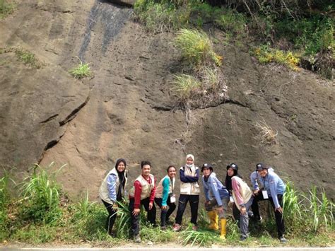 Keseruan Mahasiswa Dalam Kegiatan Pemetaan Geologi Di Kebumen ITATS Institut Teknologi Adhi