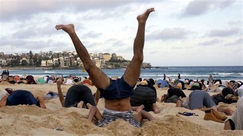 G20 Protesters Bury Heads In The Sand On Bondi Beach Bbc