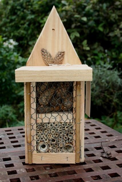 How to make a solitary bee home. Bohemian Pages: DIY Friday.....Mason Bee House