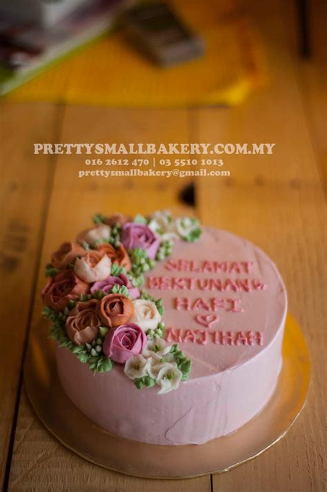 The sweetened cheese with our perfect recipe combine together with creamy ingredients. kek tunang murah - Prettysmallbakery