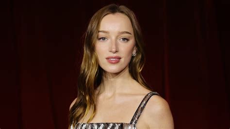 Phoebe Dynevor Is Unrecognisable With A Platinum Blonde Shaggy Bob Glamour Uk