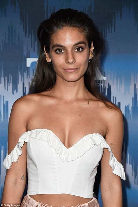 Caitlin Stasey Topless As She Frees Nipple On Instagram Daily Mail Online