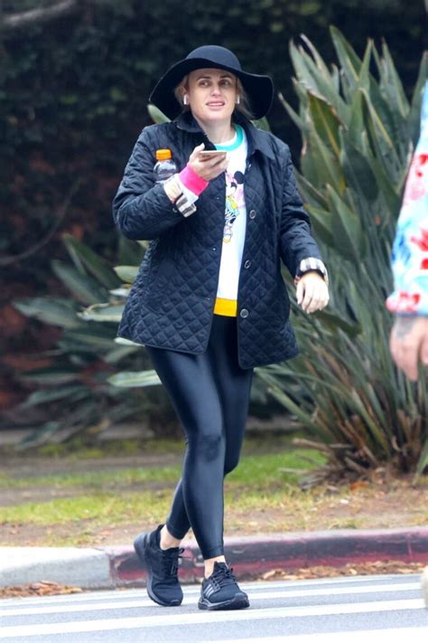 Rebel Wilson In A Black Hat Takes A Early Morning Hike In Los Angeles Celeb Donut