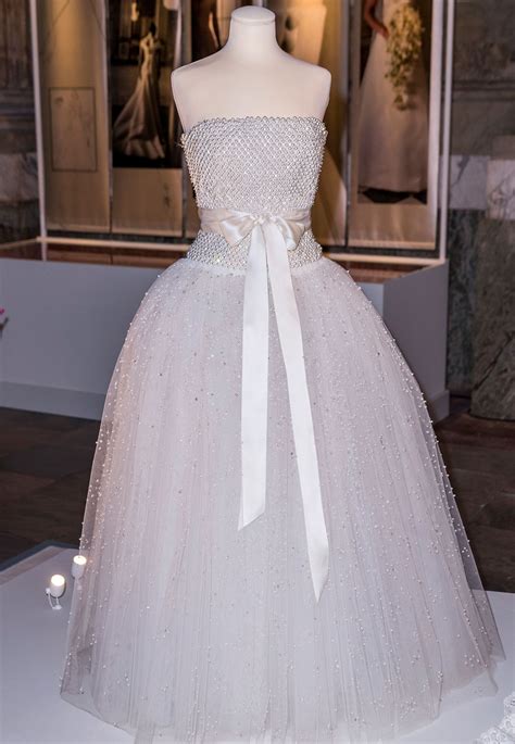 Wer einmal das hochzeitskleid von prinzessin diana live erleben wollte, hat nun die möglichkeit dazu. Ihre Hochzeitskleider werden ausgestellt: Victoria, Sofia ...