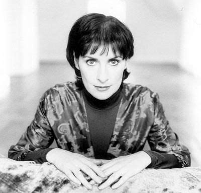 Pin på Enya: La reina celta de la música