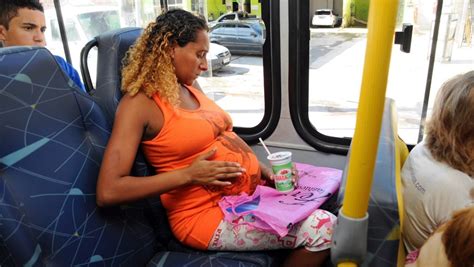Grávida De 8 Meses Mulher Percorre De ônibus Maternidades Da Baixada Para Conseguir Atendimento