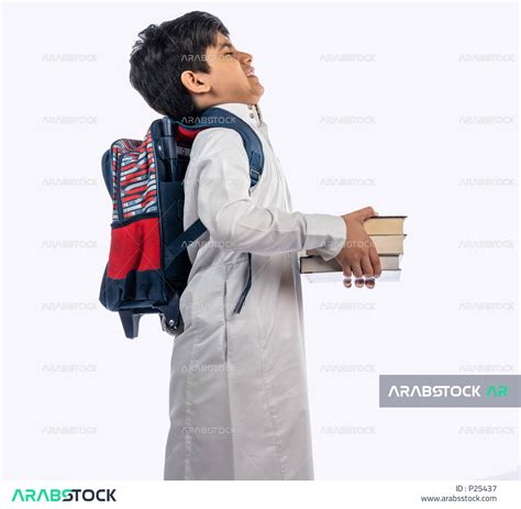 بورتريه لتلميذ مدرسي عربي خليجي سعودي ، يرتدي حقيبة ظهر مدرسية ، و يرتدي الثوب السعودي التقليدي
