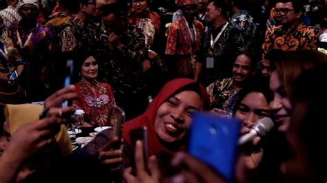 Www.cnnindonesia.com/tv menteri pariwisata dan ekonomi kreatif, wishnutama. Rossa duet dengan Menteri Pariwisata - Aku Bukan Untukmu ...