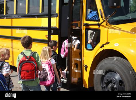 Los Niños Subirse Al Autobús Escolar Fotografía De Stock Alamy