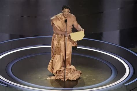 PELADO no Oscar John Cena entra sem roupas na premiação Canal com Q As Principais