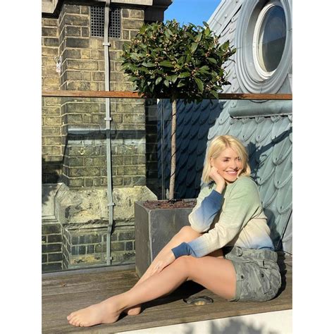 Holly Willoughby Scrolller