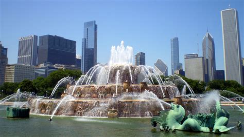 Buckingham Fountain In Chicagos Grant Park Buckingham Fountain