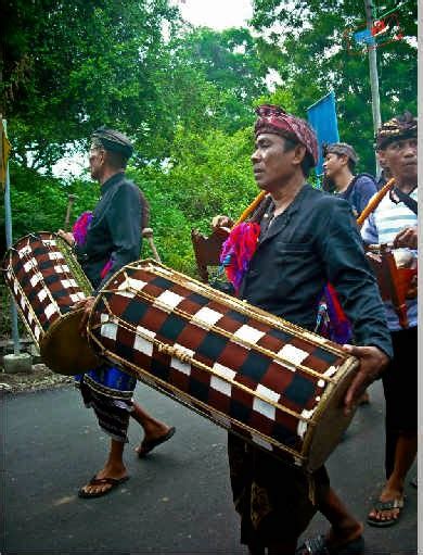Alat musik yang sumber bunyinya dari idiofon dihasilkan dari getaran badan alat musiknya. Gendang Beleq : Mengenal Alat Musik Perang Suku Sasak | Indonesia Tourism & Travel Information ...