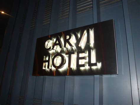 Exterior Hotel Sign Nyc We Specialize In Custom Sign Fabrication In