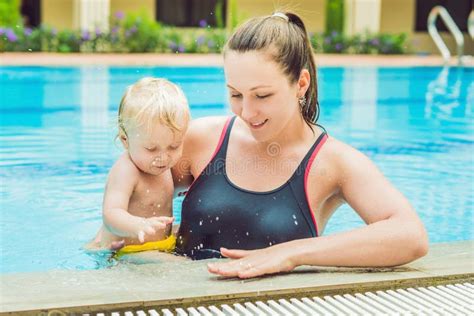 La Madre Joven Ense A A Su Peque O Hijo C Mo Nadar En Una Piscina Foto