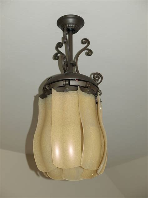 The upper blades spin in the direction airflow is needed, and in doing so, the air current causes the lower blade section to spin in the opposite direction. Ceiling fan that opens like a flower. SO PRETTY! | Ceiling fan