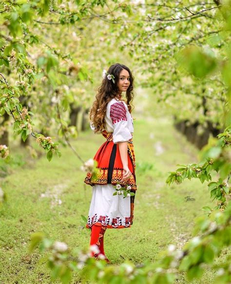 Българска народна носия | Bulgarian women, Bulgarian clothing, Folk fashion