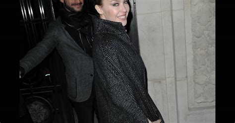 Kylie Minogue Au Défilé Yves Saint Laurent Au Grand Palais à Paris 8032010 Purepeople