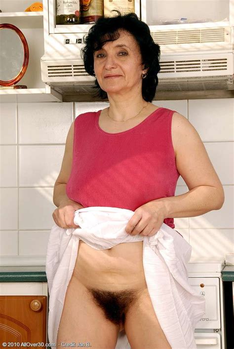 Abuela morena enseña el coño en la cocina FOTOS XXX