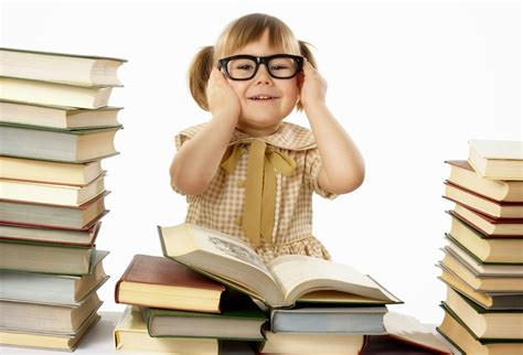 Gambar kartun membaca buku di perpustakaan. Jangan Takut Disebut 'Cupu', 5 Manfaat Membaca yang Tak ...
