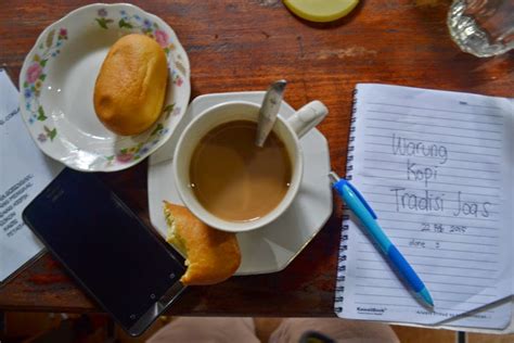 Ada gambar air terjun, pepohonan, pegunungan, pedesaan, dan hal lainnya. Foto Secangkir Kopi Dan Pisang Goreng