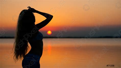 Schöne Junge Frau Silhouette Auf Dem Strand Am Sonnenuntergang Foto Vorrätig 71258 Crushpixel
