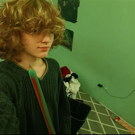 Would You Hire A Femboy Landscaper 😸 Rfempark