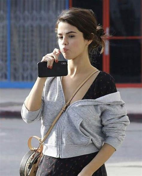 Priceless Beauty Selena Gomezs No Makeup Looks Are A Proof That She