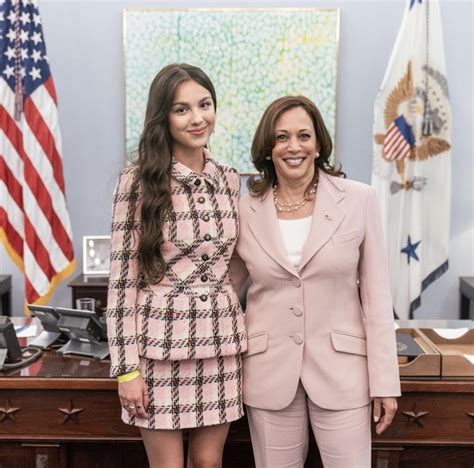 Pop Crave On Twitter Kamala Harris Shares Photos With Olivia Rodrigo