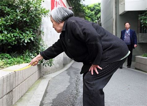 80 Year Old Chinese Woman Has Been Swatting Flies Daily For 14 Years