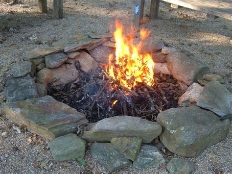 How To Build A Fieldstone Fire Pit In Easy Steps Dengarden