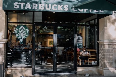 Mengulik Strategi Bisnis Starbucks Yang Viral Jarjas Design
