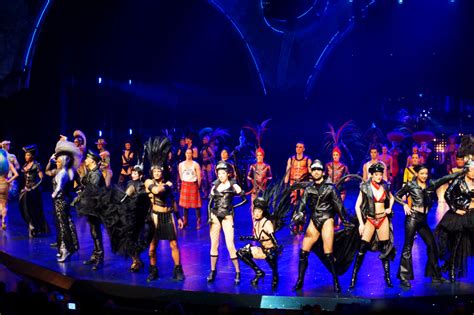 Mehr als 100 künstler*innen auf der größten theaterbühne der welt. Friedrichstadt-Palast Berlin - THE ONE Grand Show