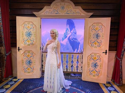 Elsa And Anna Debut New Frozen Costumes At Epcot Laughingplace Com