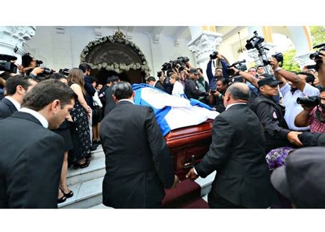 El Salvador Miles Asisten A Funeral De Expresidente Francisco Flores
