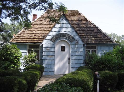 Given that it has been well over a year since i updated you all regarding the painting of our home…i feel what are the right house colors with brown roof you should use in the home exterior? what a lovely cottage ♥ | Beach cottage exterior, Cottage ...