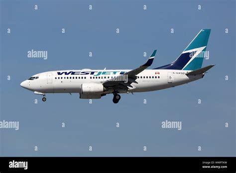 Westjet Airlines Boeing 737 700 Aircraft Stock Photo Alamy