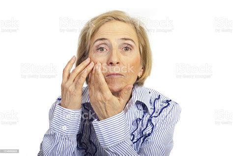 高齢者の女性顔の肌のチェック 1人のストックフォトや画像を多数ご用意 1人 カラー画像 シニア世代 Istock