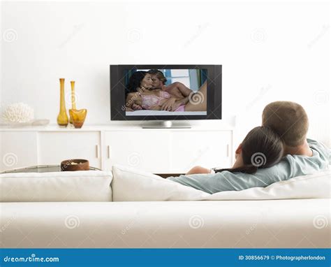 Vue Arrière Des Couples Affectueux à La Télévision De Observation De Sofa Image Stock Image Du