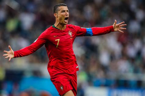 Cristiano Ronaldo Faz Três Iguala Marca De Pelé E Leva Portugal Ao