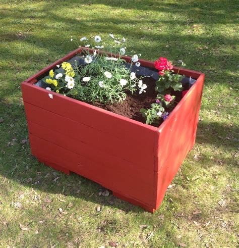Hanging pallet planter box this hanging vertical planter is great for small gardens because it won't occupy floor space. DIY Pallet Planter box - Easy to build & Recycle! - Nick Power