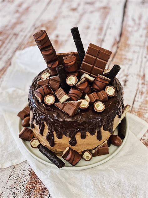 Die torte (mit folie abgedeckt) kann ca. Kinder Schokolade Torte - Triple Chocolate Drip Cake ...