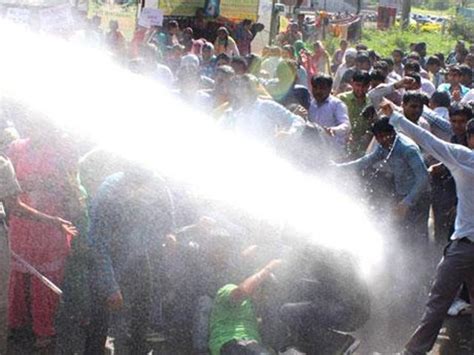 Police Use Water Cannons To Disperse Cong Protesters Hindustan Times