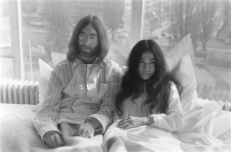 Happy xmas (war is over) john & yoko plastic ono band harlem community choir (official music video) 3:38. File:John Lennon en zijn echtgenote Yoko Ono op ...