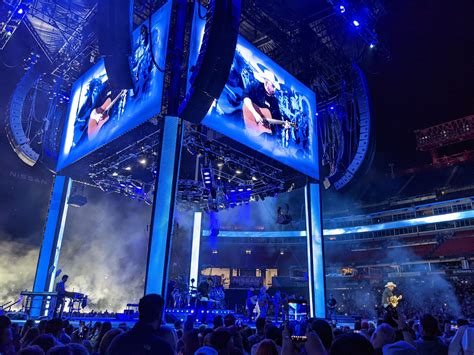 Garth Takes Show ‘off The Rails At Nissan Stadium