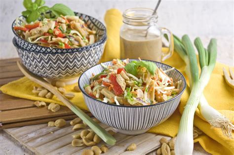 Veganer Thai Chicken Salat mit Erdnüssen Toastenstein