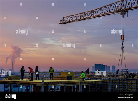 Wien Wohnhausbaustelle Bauarbeiter Auf Dem Dach Schalung Per Kran Geliefert Skyline Von Wien
