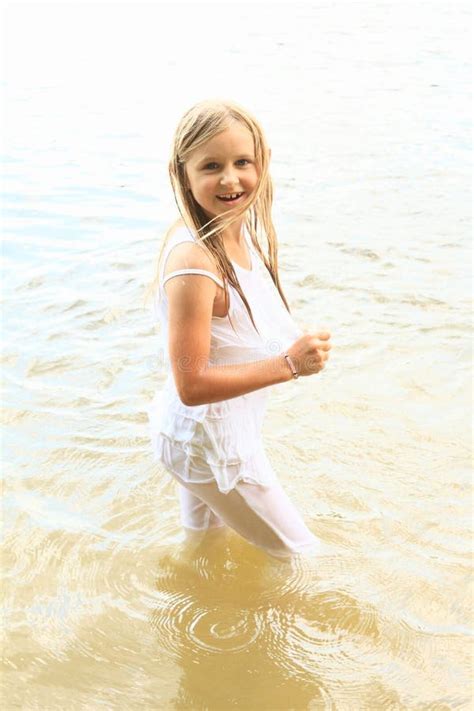 Kleines Mädchen Im Wasser Stockbild Bild Von Standplatz 42628759