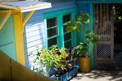 Upcycled Side Yard Tropisch Patio Los Angeles Von Sweet Smiling Landscapes Houzz
